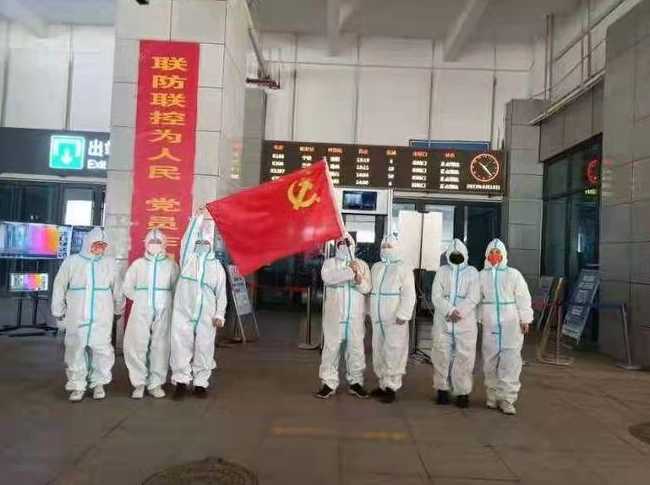 抗击疫情火车站〖疫情期间火车站报道〗